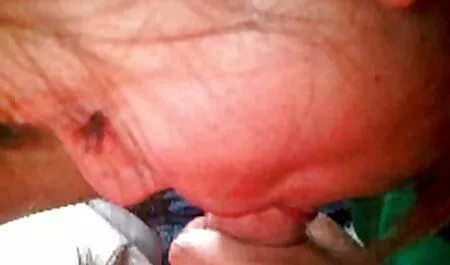 Torrido ragazza calda donne nude cinquantenni bacia e scopa in stile missionario