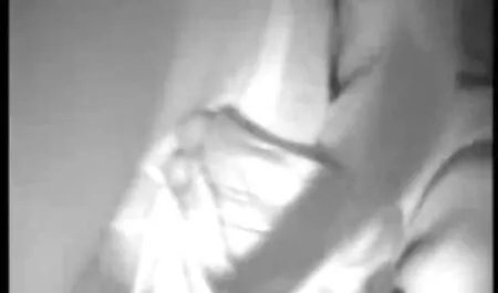 Tinka schizza e porno video donne nude succhia un grosso dildo nello specchio