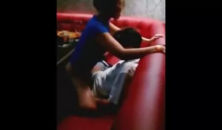 Video fatto in casa mature porche nude davanti alla telecamera, due adolescenti condividono un cazzo in video POV inverso