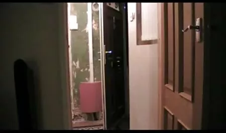 MILF Lacey fa uno spettacolo nel ruolo di donne nude pornografia Fraulein o la figlia del contadino con il marito