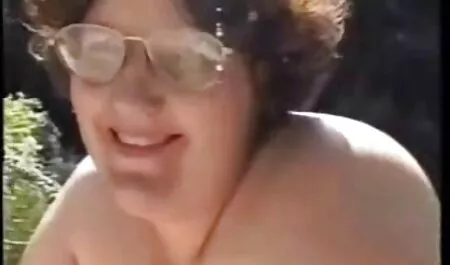 Voluttuosa ragazza nera viene data a un donne sesso nude uomo bianco
