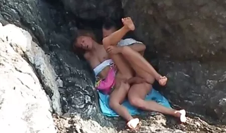 Incredibile ragazza si spoglia donne nude pornografia e si diverte