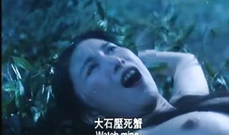 Ragazzo asiatico cacciatore solleticato da film con donne nude due