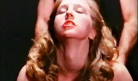 Bella matrigna bionda mature italiane nude sul divano scopata da giovane cazzo