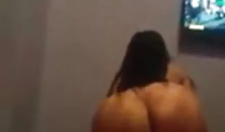 Twinks con grande verga frigging il suo insaziabile amico in un video di donne nude gratis trio