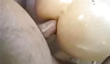 Principessa asiatica gioca video di trans nudi con la casa