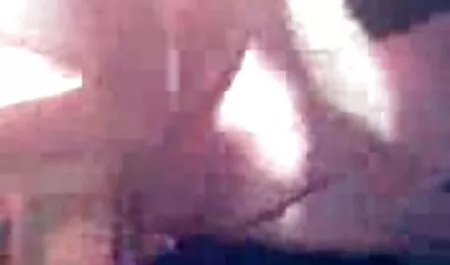 Jenny scopa la sua giovane figa donne nude chat stretta con un giocattolo